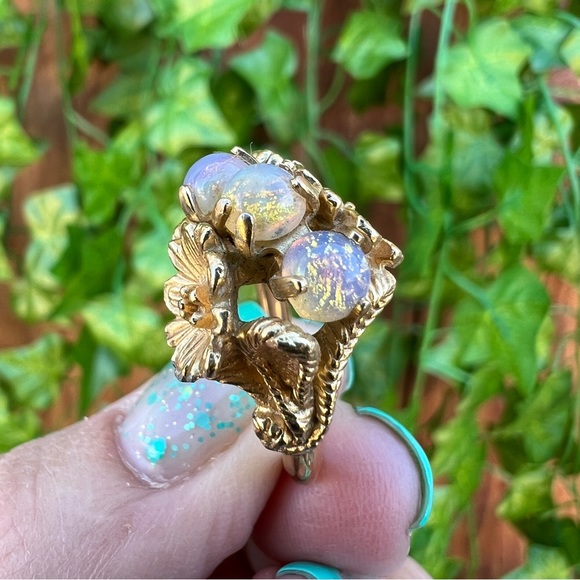 Avon Brand Gold Tone Ring with Opal like beads and flowers - Adjustable 5.5 - 6 - Picture 4 of 12